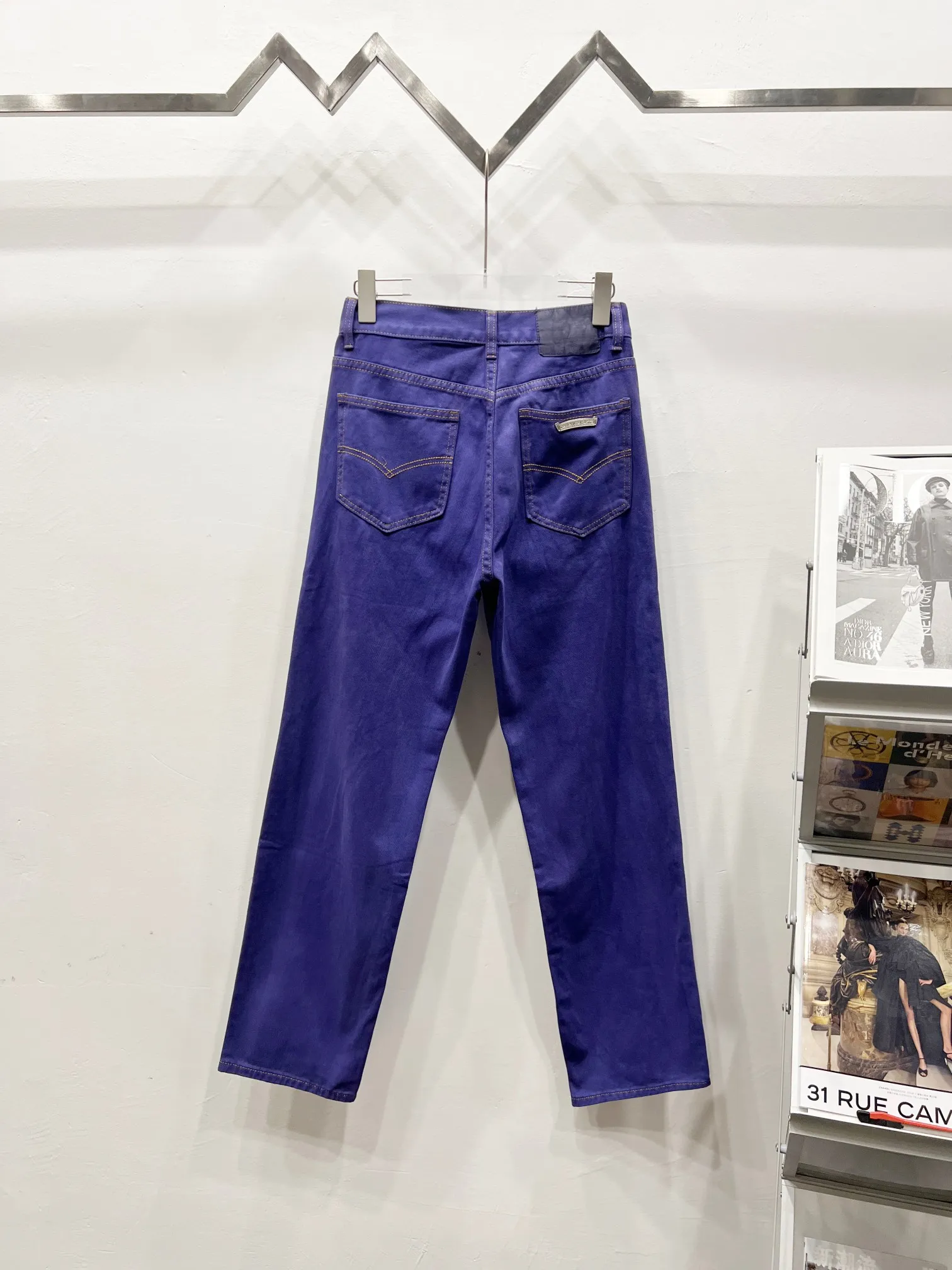 P220 Style No.: (c050) Women's Purple Pants Chrome Hearts CH Chrome's latest purple exudes uninhibited personality and unique charm. Every wear and tear is carefully designed to present a unique artistic feel. Made of imported denim fabric, which has undergone heavy industrial washing and destruction treatment, the trousers show a super cool effect on the upper body, allowing you to dominate the fashion stage.  This is more than just a pair of jeans, it is an expression of attitude. With its unique design concept and ultimate pursuit of details, Croxin breaks traditional boundaries and defines the jeans trend in the new era. The trousers are made of double-layer woven fabric and matched with customized hardware, showing an incomparably beautiful and unique style, making every wearer the focus of fashion. Imported denim fabric, super heavy-duty washed and damaged, the upper body is super cool! Customized hardware, incomparably beautiful style, difficult to make, full of high street feel Color: Purple Size: S M L XL (women's pants 26, 28, 30, 32)
